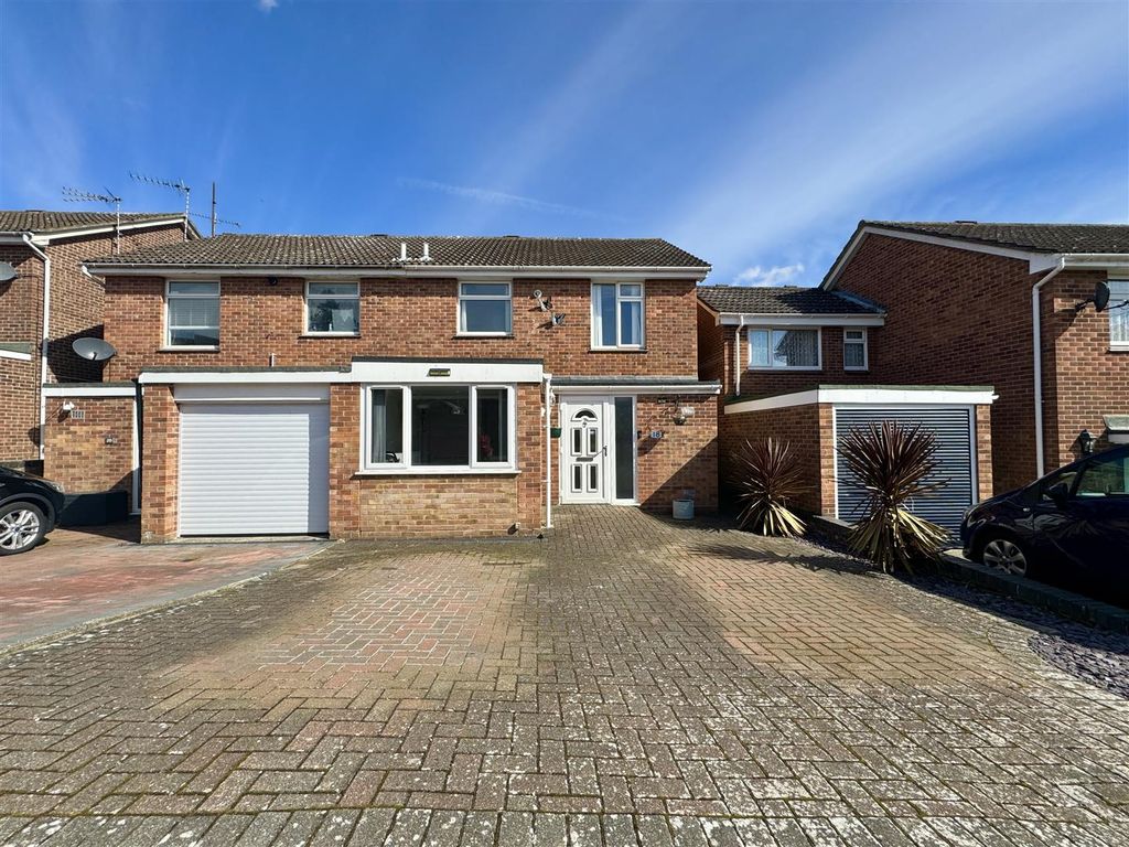 4 bed semidetached house for sale in Stamford Close, Ipswich IP2, £