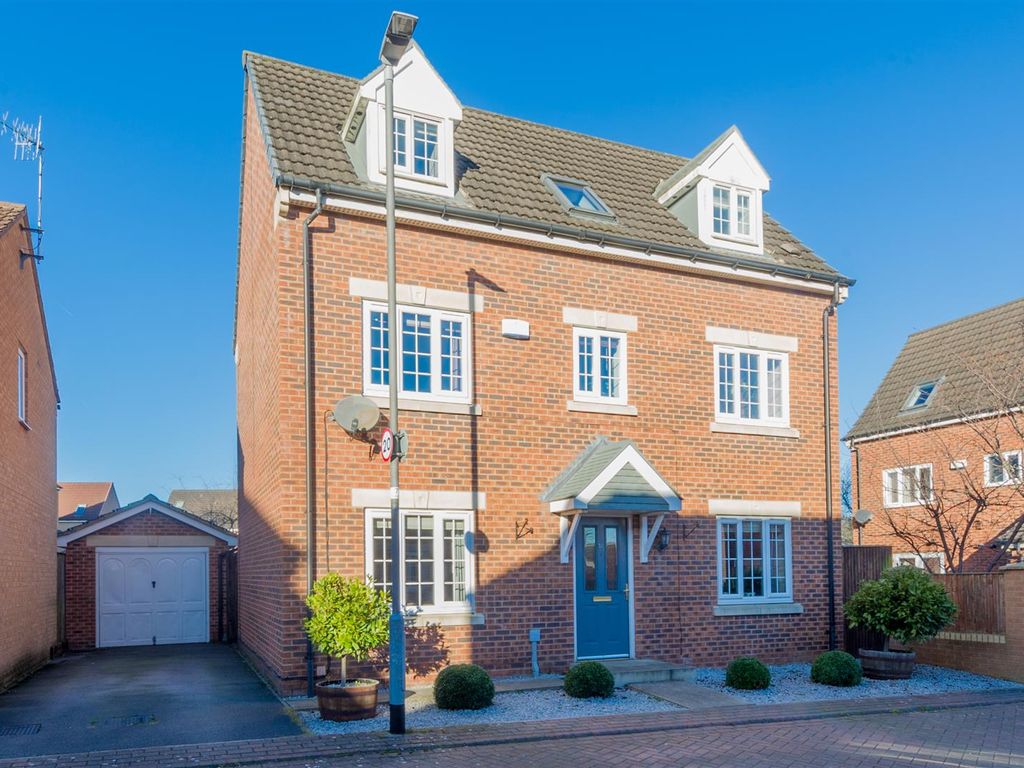 4 bed detached house for sale in Ironstone Drive, New Farnley, Leeds