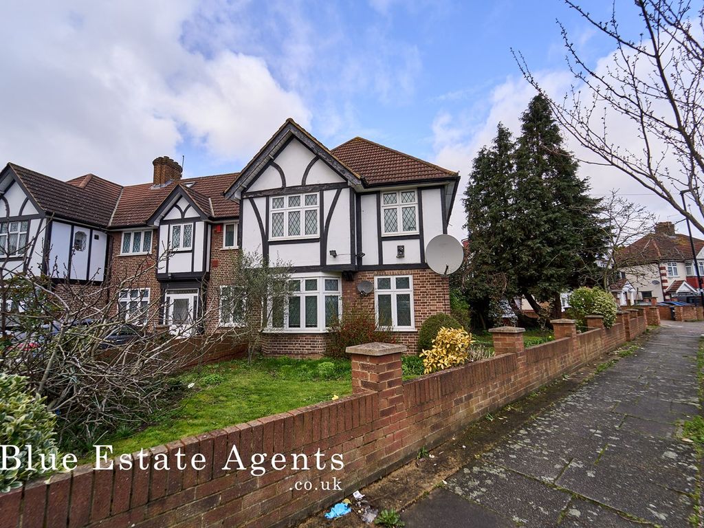 4 bed semidetached house for sale in Greencroft Road, Hounslow TW5