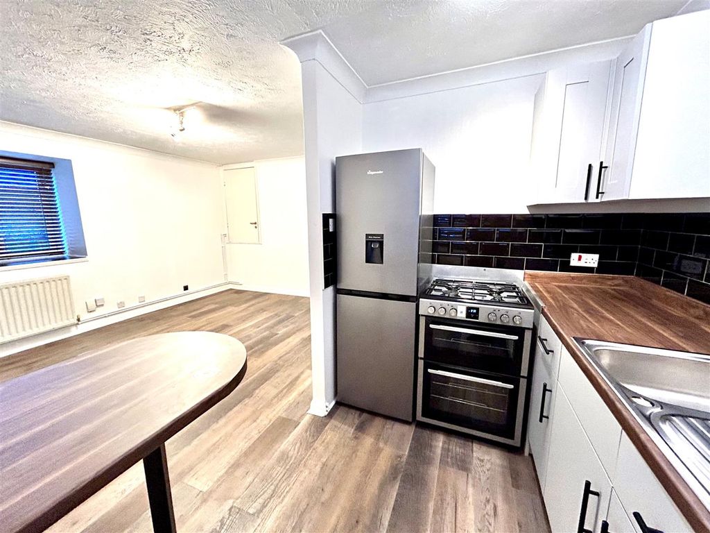 2 bed to rent in Connaught Gardens, Morden SM4, £1,600 pcm