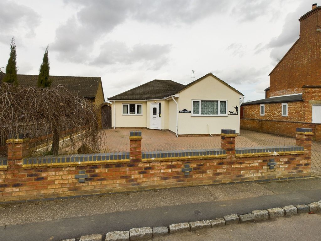 3 bed detached bungalow for sale in Upper Street, Tingewick, Buckingham
