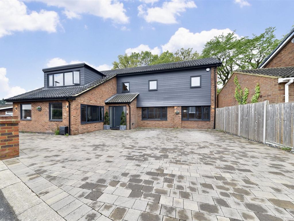 4 bed detached house for sale in Foster Close, Stevenage SG1, £900,000