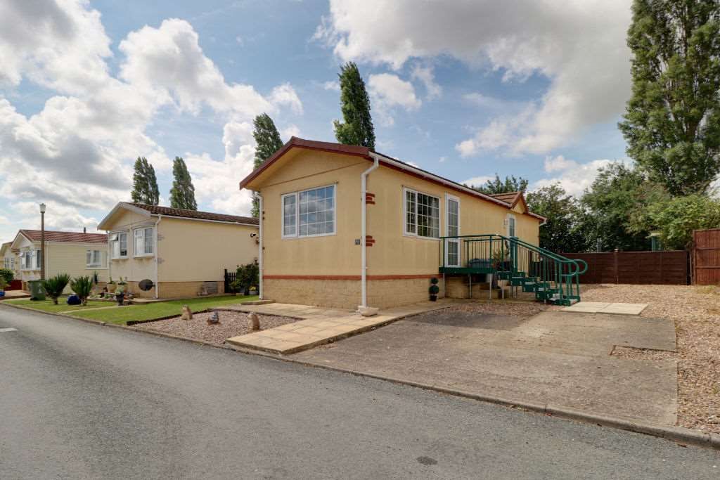 2 bed mobile/park home for sale in Cheveley Park, Spittlegate, Grantham NG31, £90,000 Zoopla