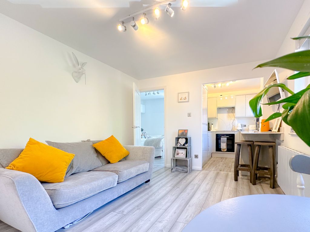 Studio to rent in Southwold Road, Nth Wat, Watford WD24, £1,100 pcm