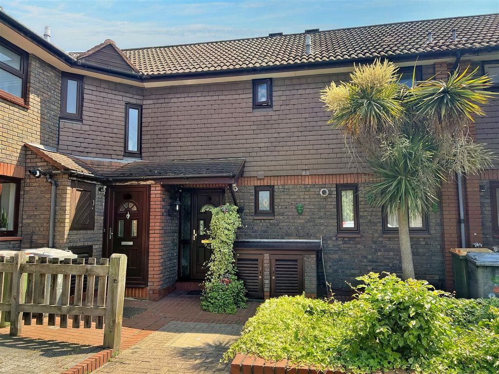 3 bed property for sale in Pine Avenue, London E15 Zoopla