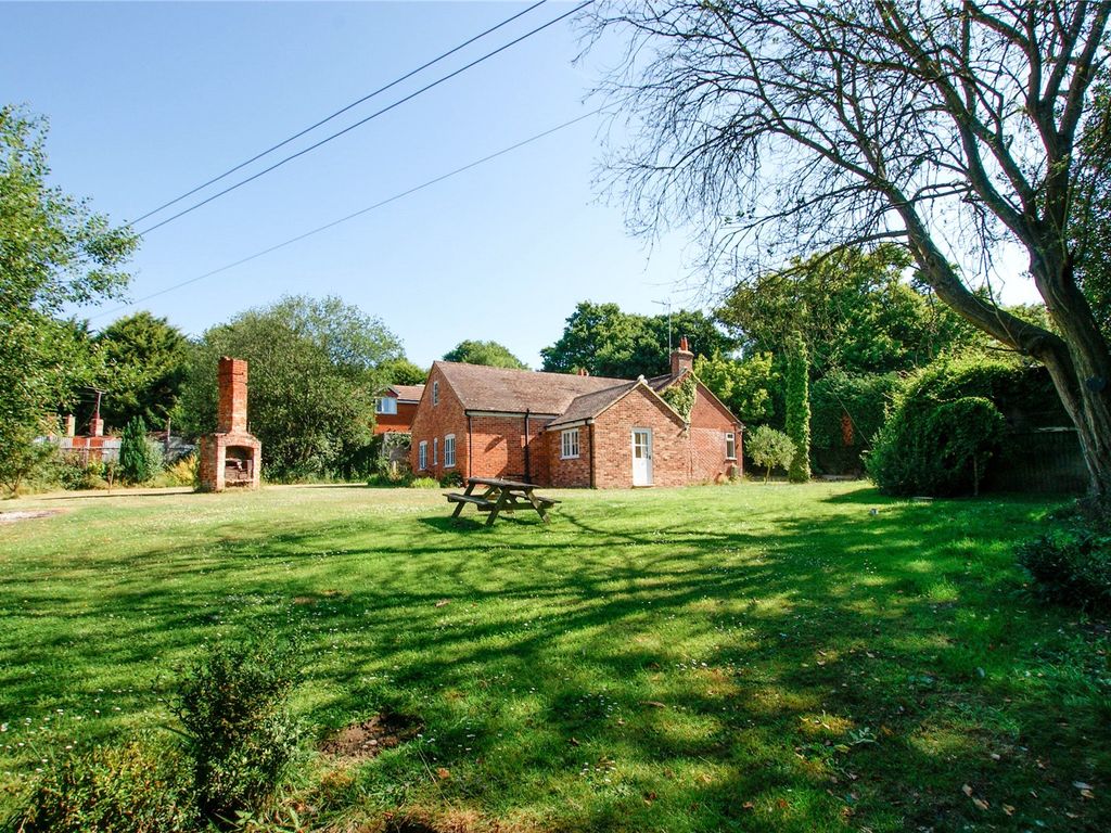 4 bed bungalow for sale in Potbridge, Odiham, Hook, Hampshire RG29 Zoopla