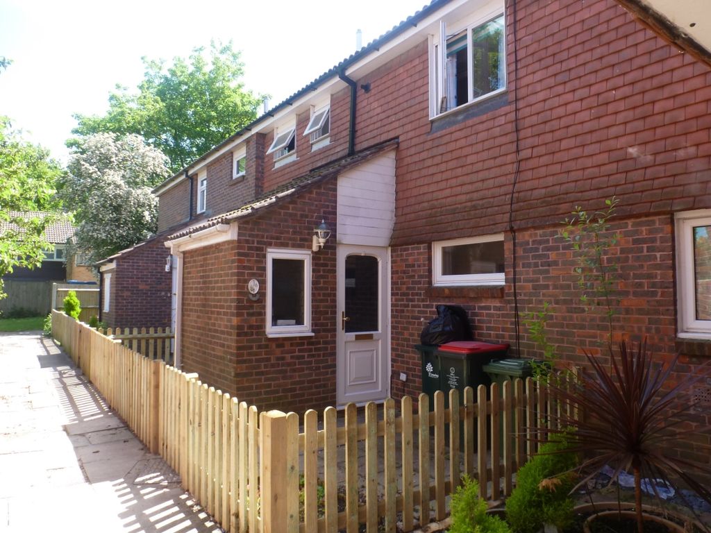 3 bed terraced house to rent in Fairway, Ifield, Crawley RH11, £1,600