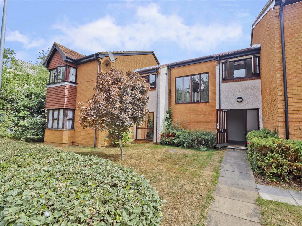 Clarkes Drive, Hillingdon UB8  