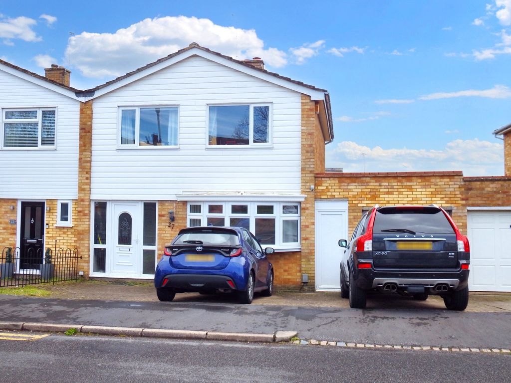 4 bed semidetached house for sale in Dryden Crescent, Stevenage