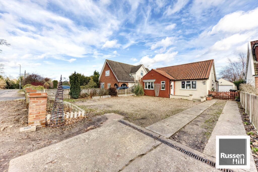 3 bed detached bungalow for sale in Longwater Lane, New Costessey