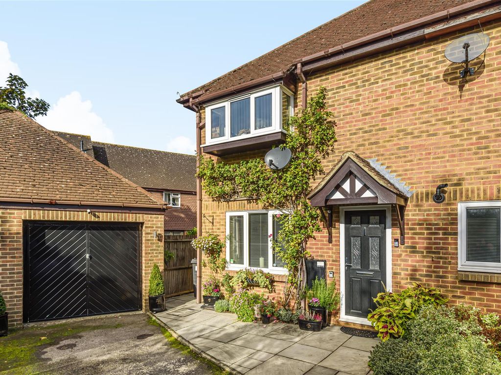 3 bed semidetached house for sale in Middleton Gardens, Basingstoke