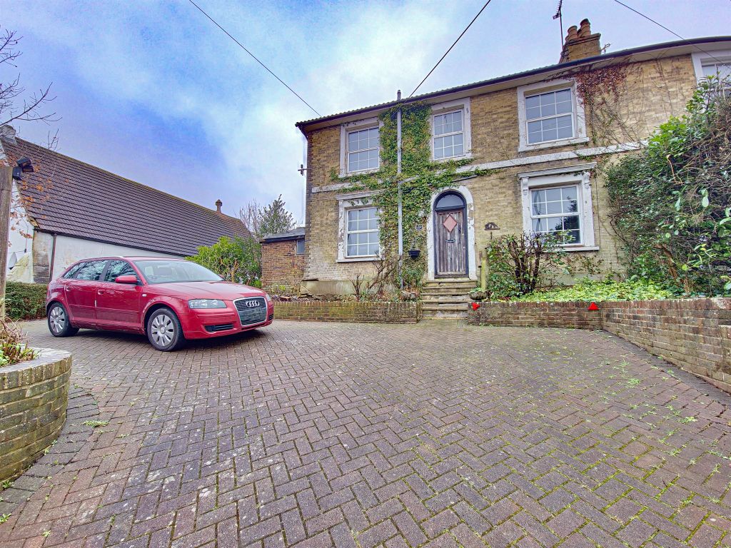 4 bed semidetached house for sale in Wivelsfield Road, Haywards Heath