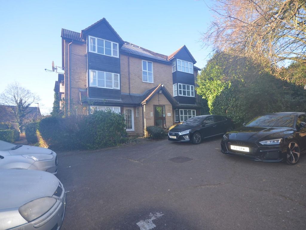 1 bed flat to rent in Snowdon Drive, London NW9, £1,300 pcm Zoopla
