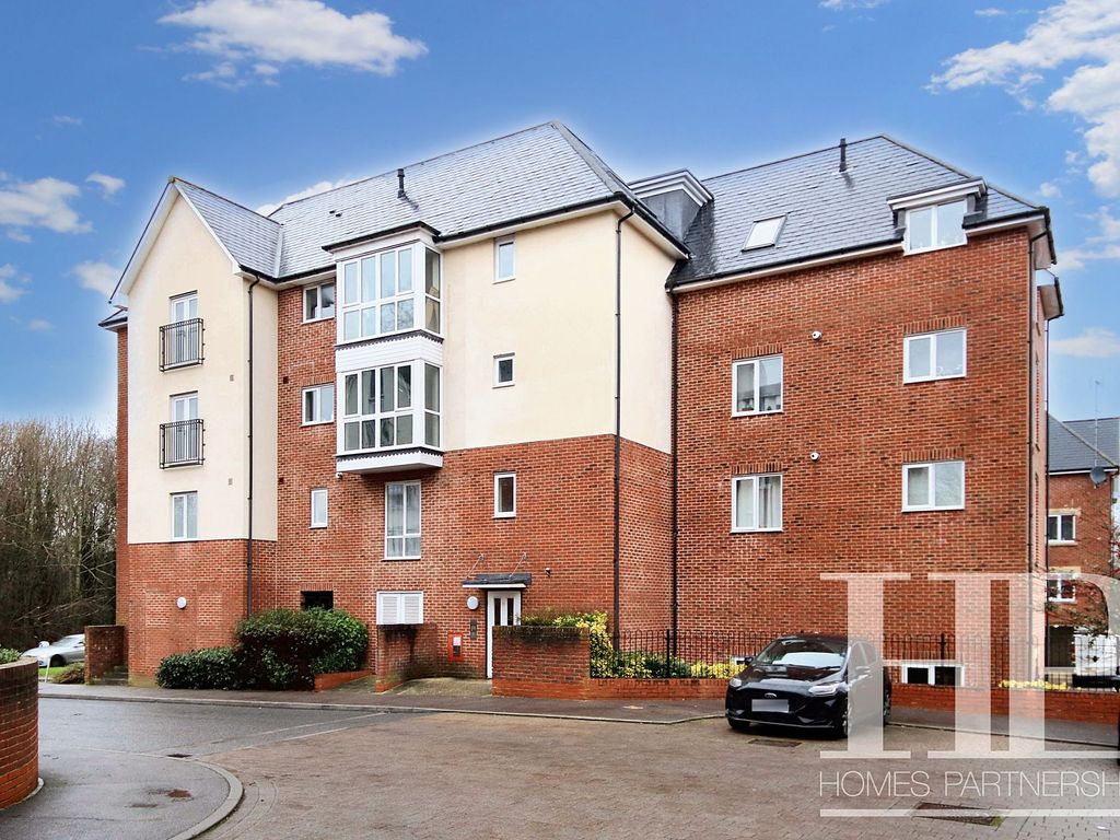 1 bed flat for sale in Stone Court, Crawley RH10, £220,000 Zoopla