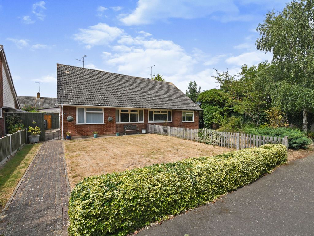 2 bed bungalow for sale in Cedar Grove, BurnhamOnCrouch CM0 Zoopla