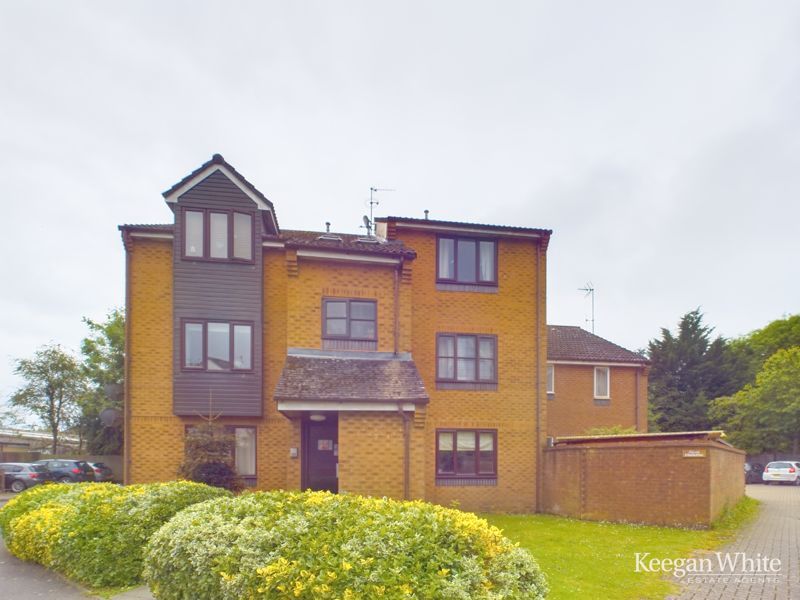 2 bed flat to rent in Barkus Way, Stokenchurch, High HP14, £
