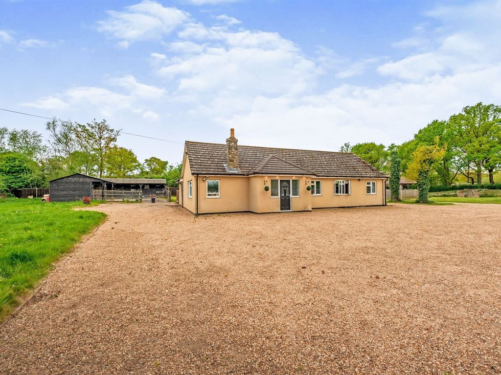 3 bed detached bungalow for sale in Perryland Lane, Smallfield, Horley