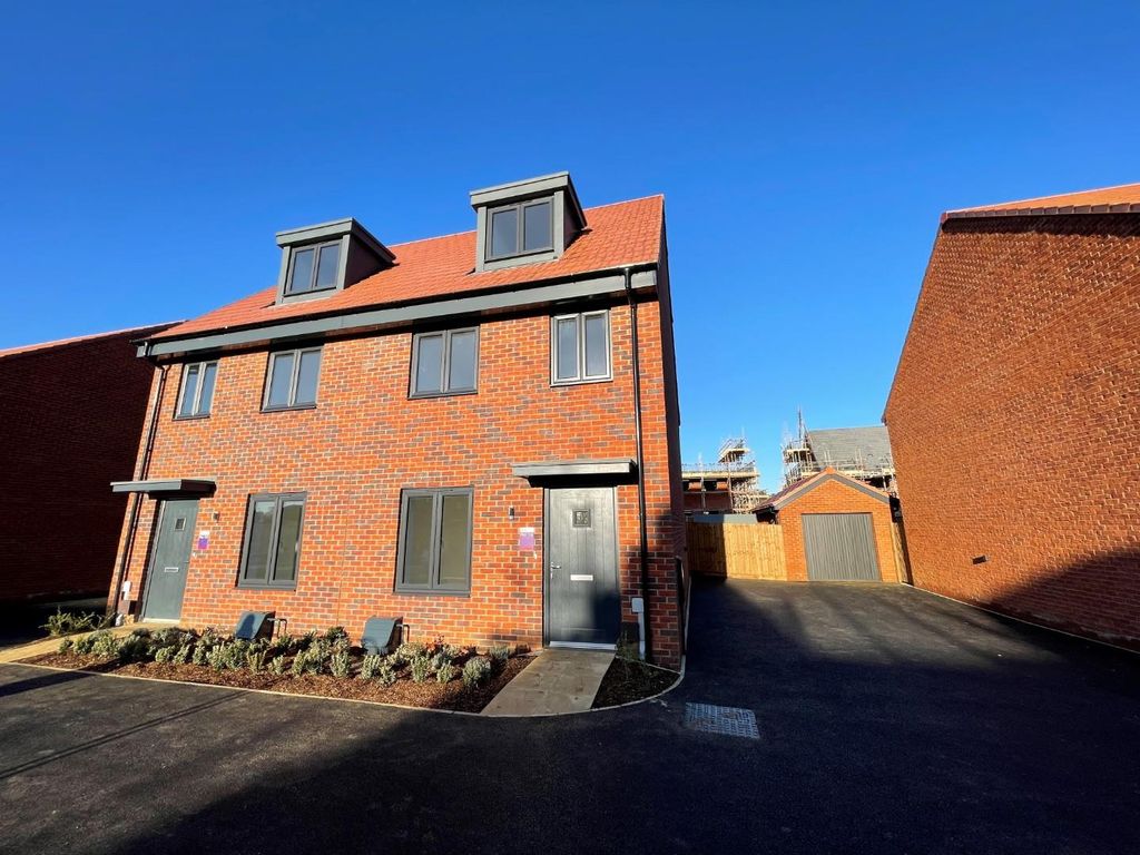 3 bed property for sale in Overstone Lane, Overstone, Northampton NN6