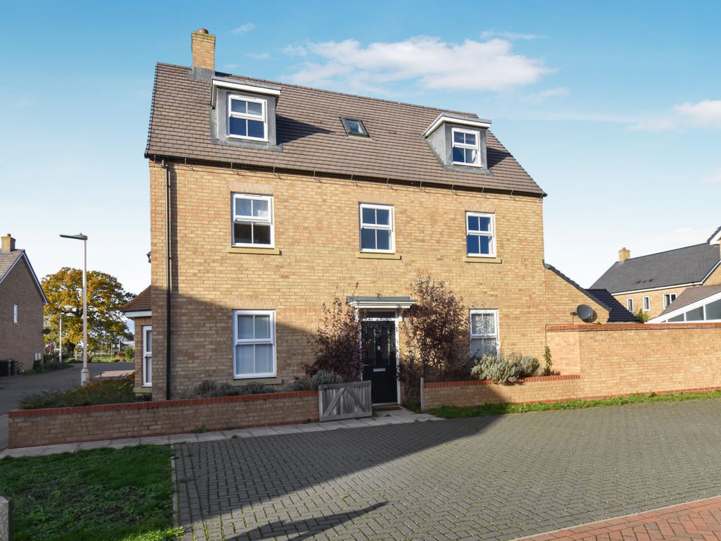 5 bed detached house for sale in Carter Meadow, Biggleswade SG18, £