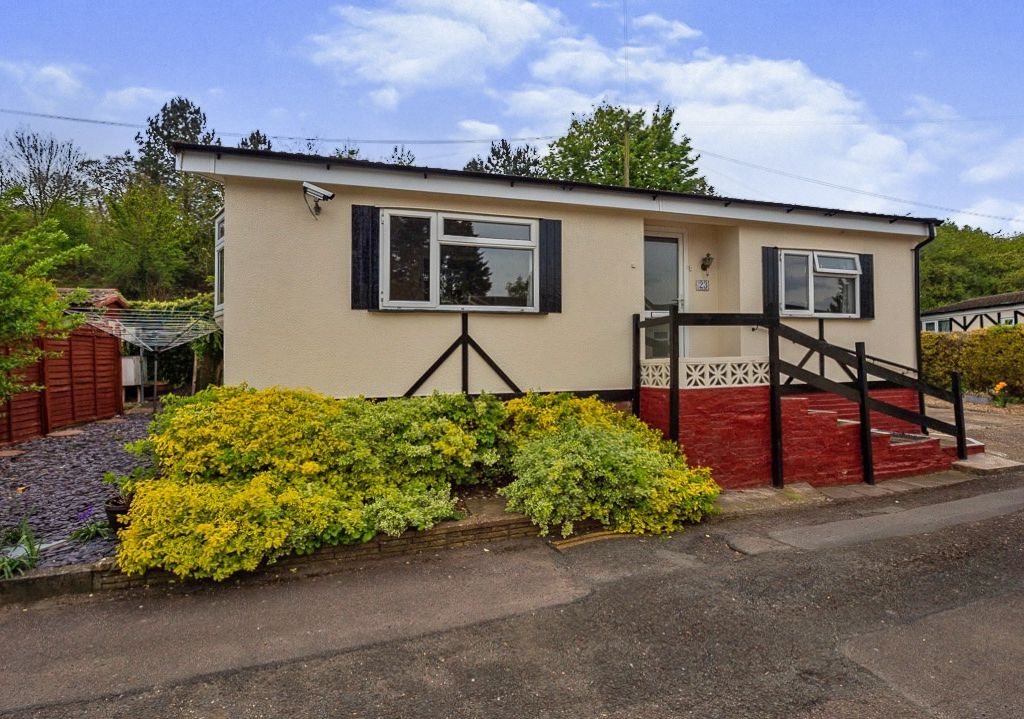 2 bed property for sale in Caddington Park, Skimpot Lane, Skimpot