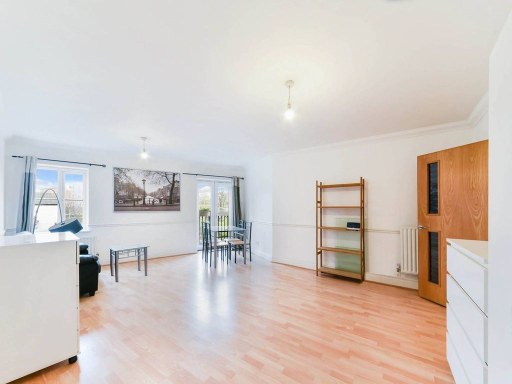 2 bed flat to rent in Horseferry Road, Limehouse, London E14, £2,000