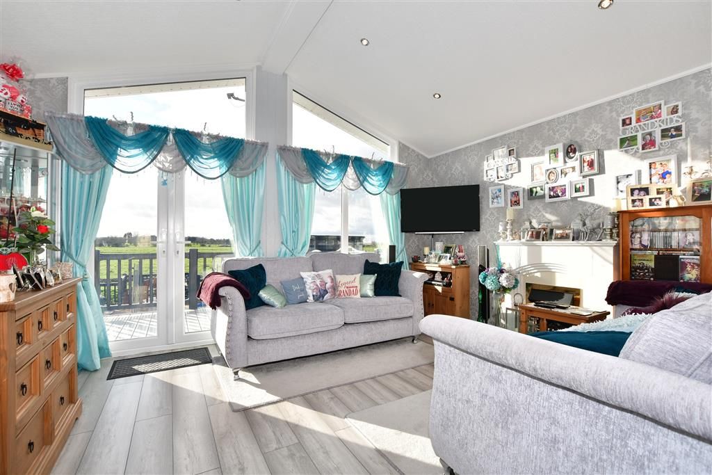 2 bed mobile/park home for sale in The Broadway, Minster On Sea