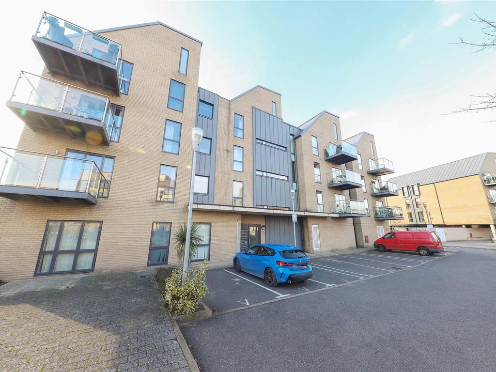 2 bed flat to rent in Rowlock House, Trout Road, West Drayton UB7 Zoopla