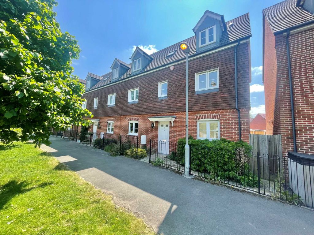 4 bed semidetached house to rent in Sparrowhawk Way, Park RG12 Zoopla