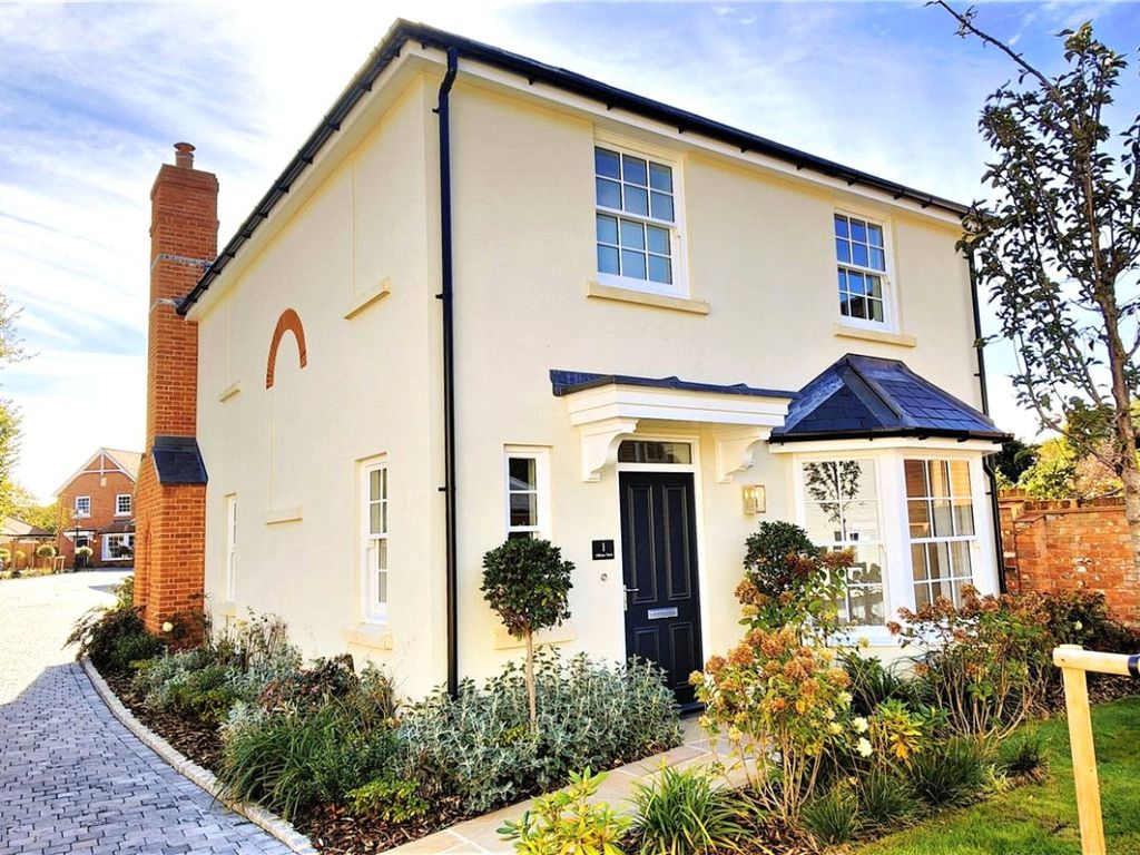 3 bed detached house to rent in London Road, Hartley Wintney, Hook