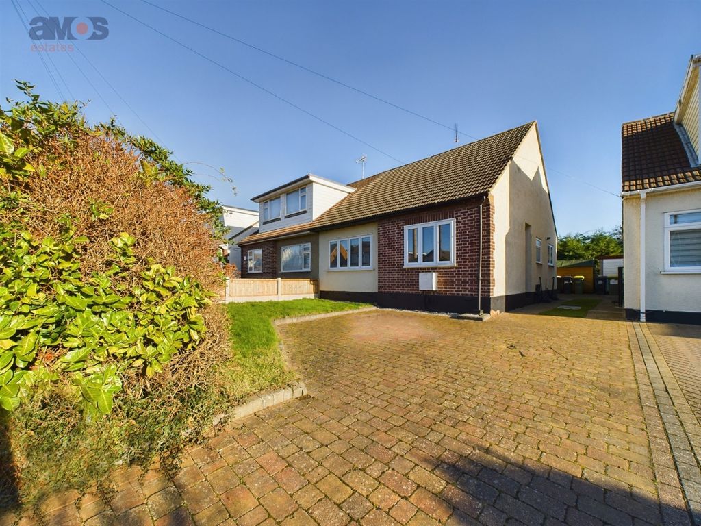 2 bed semidetached bungalow for sale in Harrogate Road, Hockley, Essex