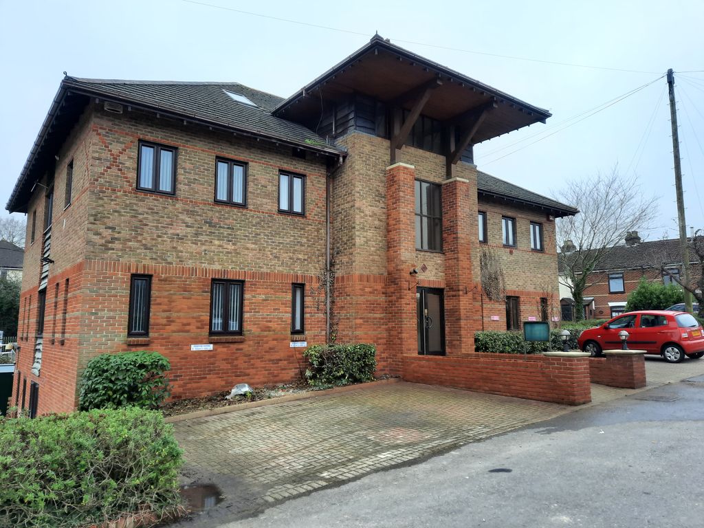 2 bed flat to rent in 94 Botley Road, Park Gate SO31, £950 pcm Zoopla