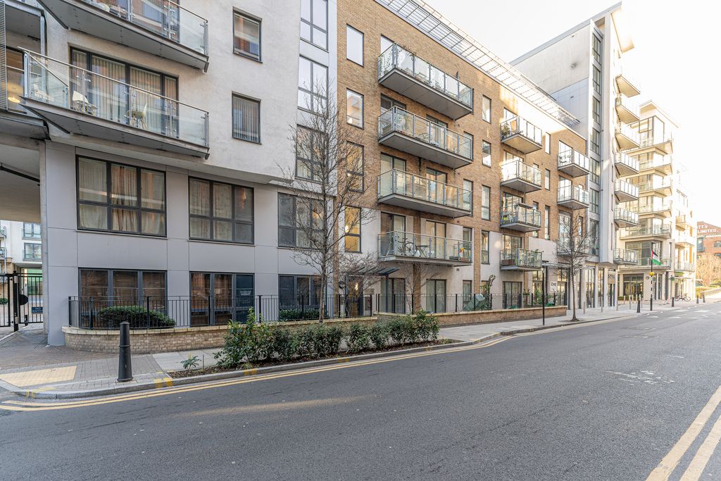 2 bed flat for sale in Violet Road, London E3, £450,000 Zoopla