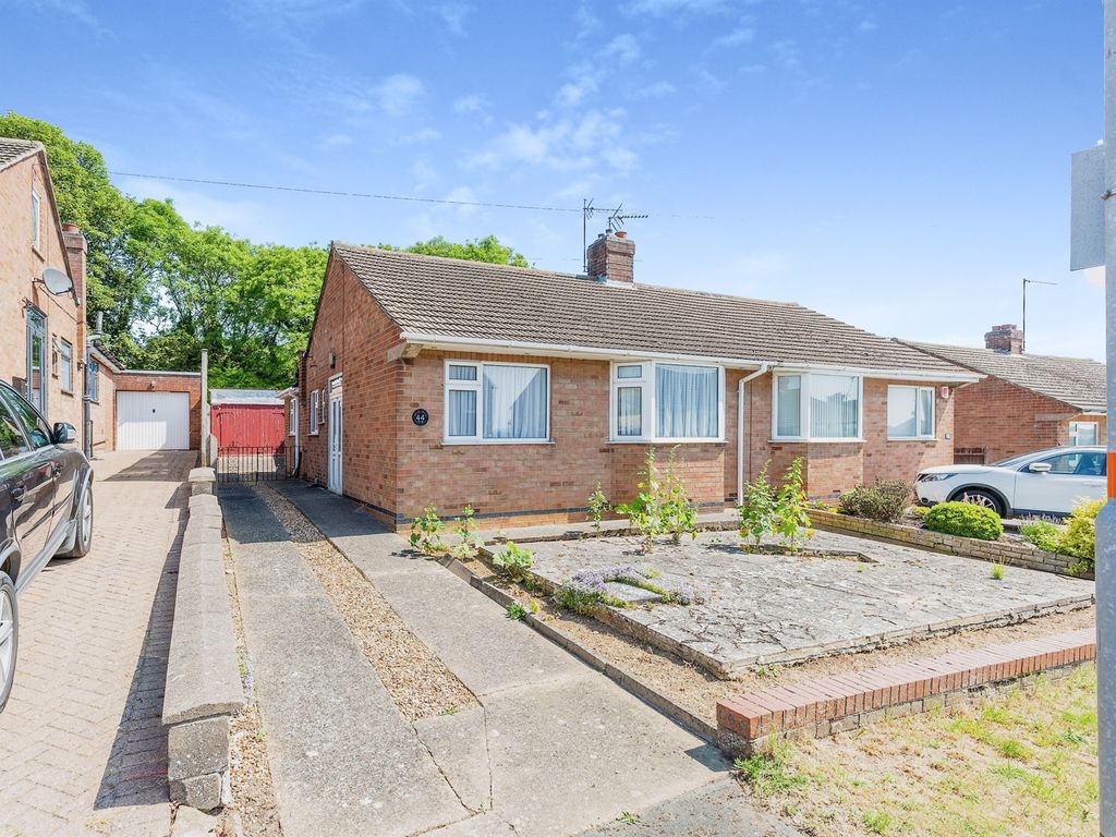 2 bed semidetached bungalow for sale in Knightlands Road