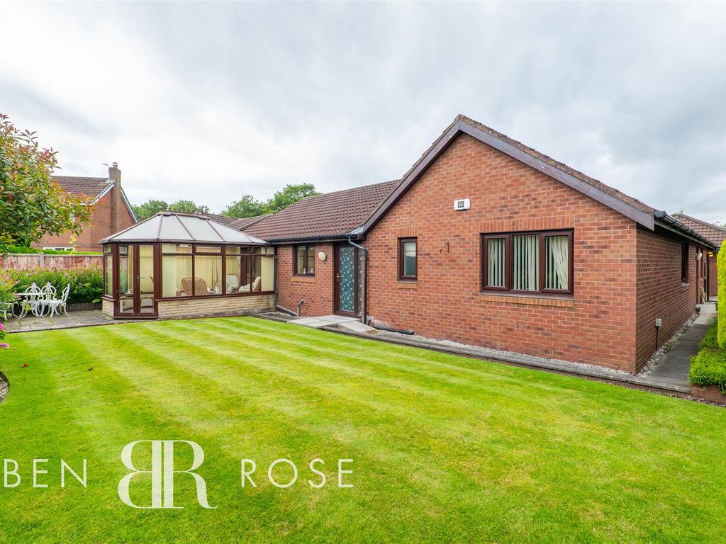 4 bed detached bungalow for sale in Spring Meadow, ClaytonLeWoods