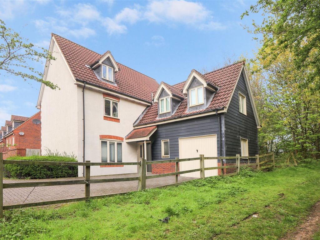 4 bed detached house for sale in Foxley Place, Loughton, Milton Keynes