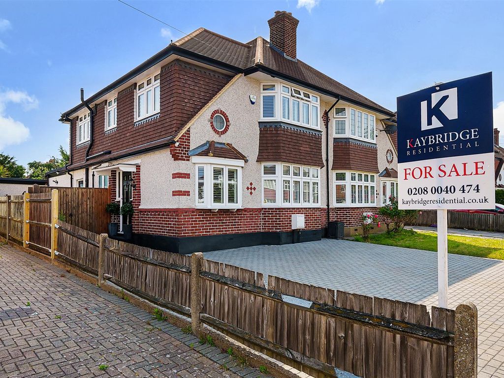 4 bed semidetached house for sale in Walsingham Gardens, Stoneleigh