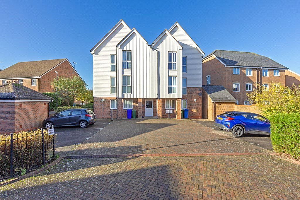 2 bed flat to rent in Bergamot Close, Sittingbourne, Kent ME10, £1,000