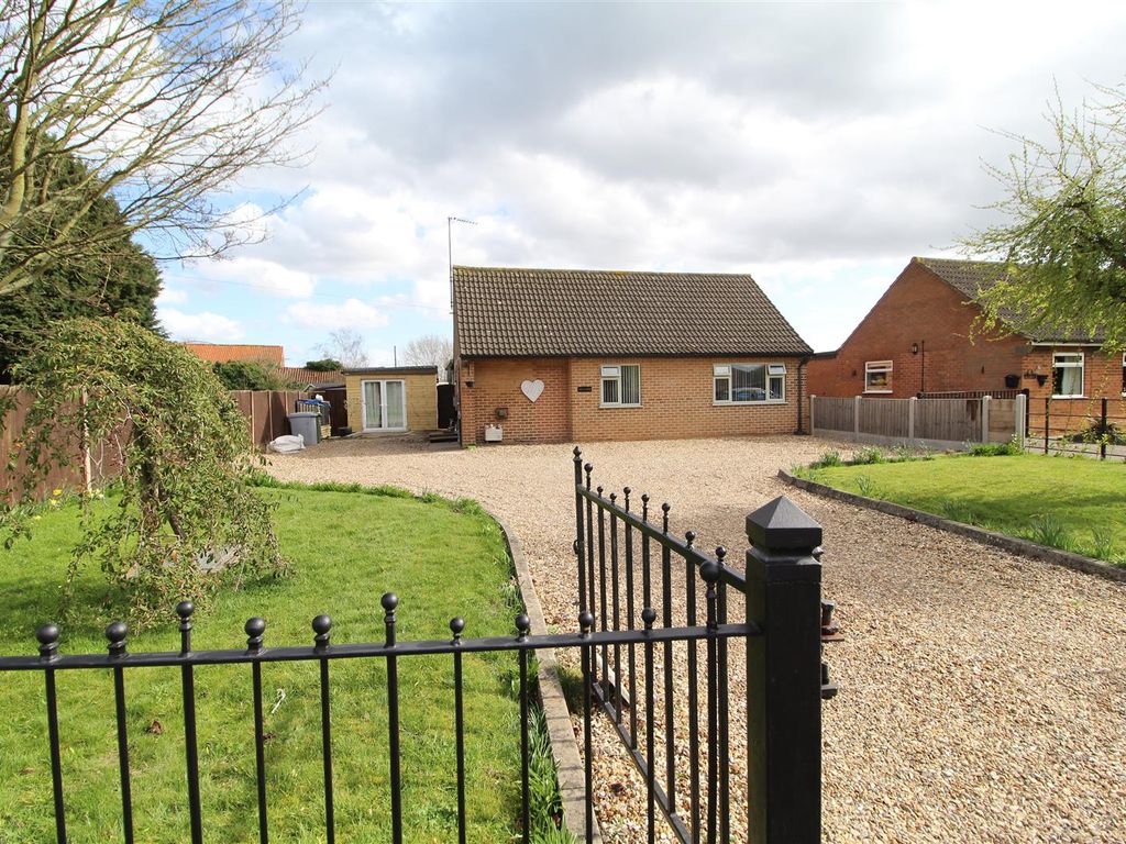 3 bed detached bungalow for sale in Chapel Lane, Bathley, Newark NG23, £325,000 Zoopla