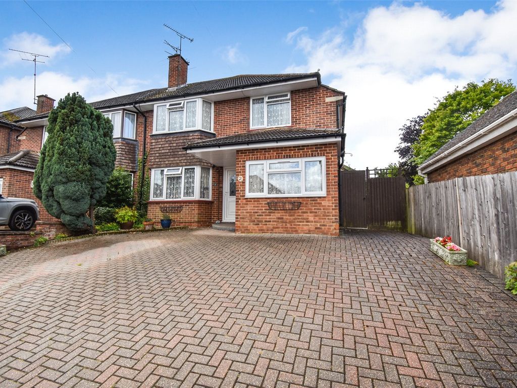 3 bed semidetached house for sale in Churchill Avenue, Aldershot