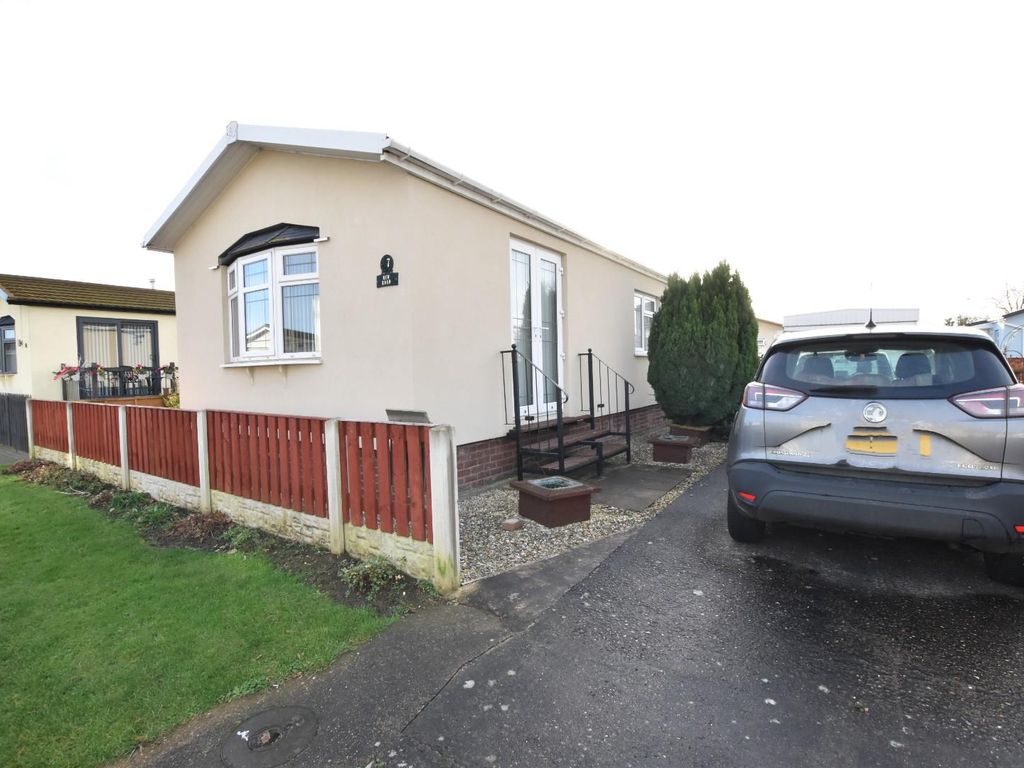 2 bed mobile/park home for sale in New Road, Ashfield Park, Scunthorpe