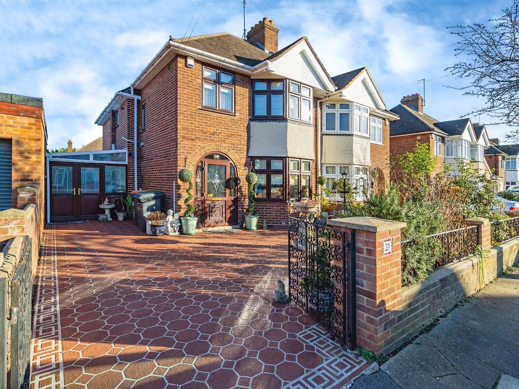 5 bed semidetached house for sale in Hawthorne Avenue, Bedford MK40, £