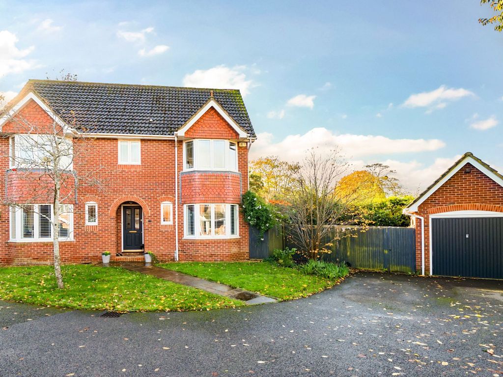 4 bed detached house for sale in Kingfisher Drive, Westbourne PO10, £