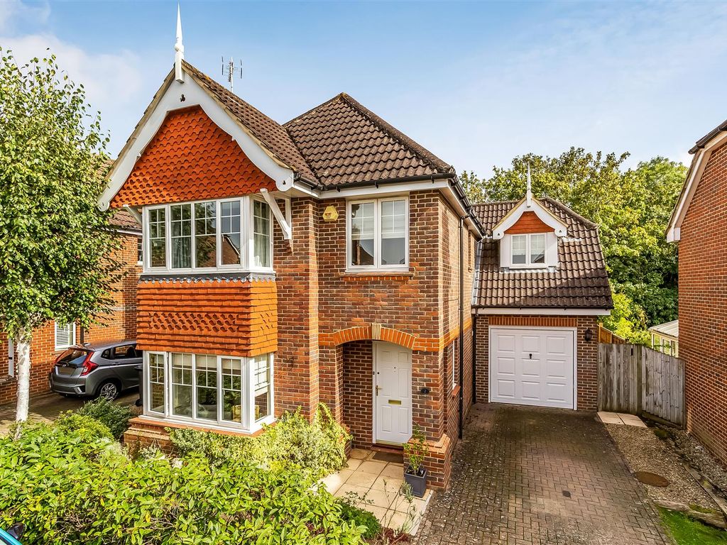 4 bed detached house for sale in Langwood Close, Ashtead KT21, £825,000