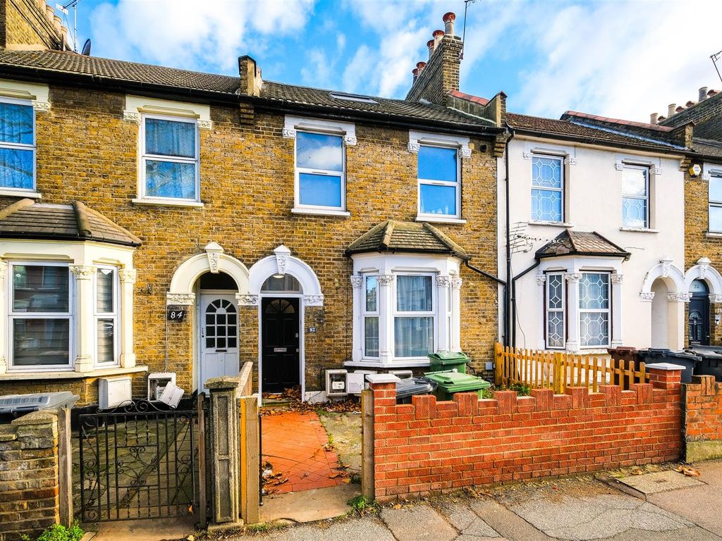 1 bed flat for sale in Chingford Road, London E17, £285,000 Zoopla