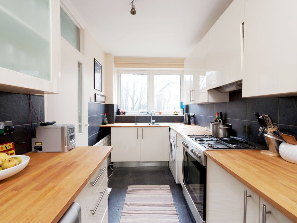 2 bed flat to rent in Albert Bridge Road, London SW11, £2,000 pcm Zoopla