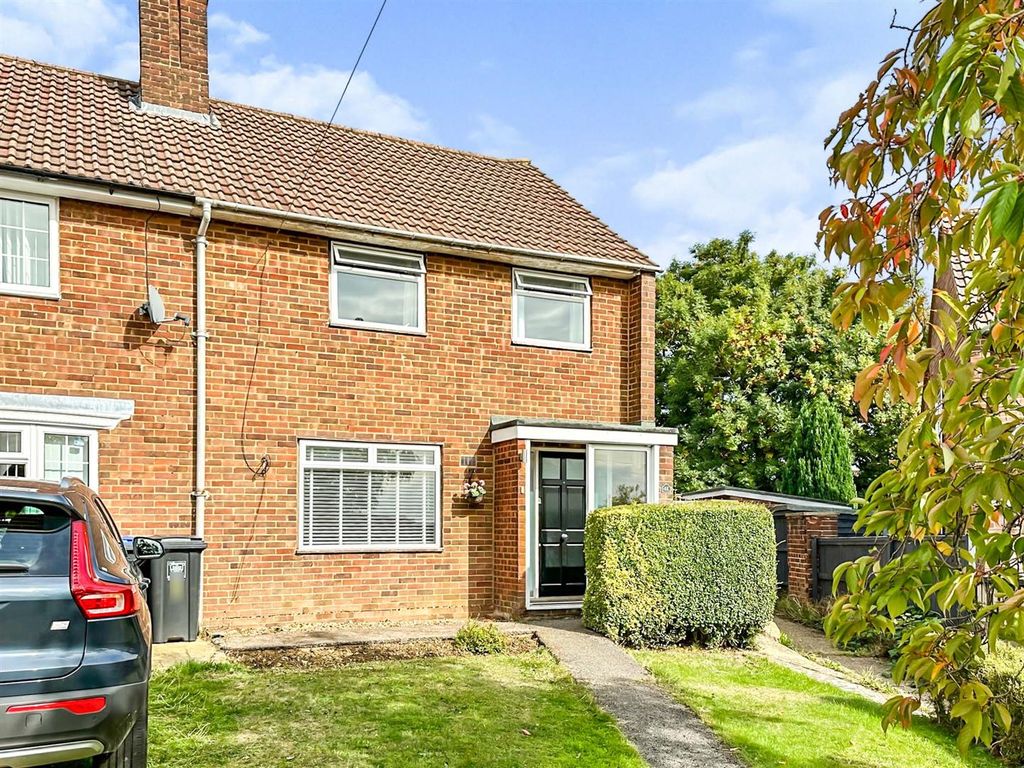 3 bed property to rent in Sanders Road, Hemel Hempstead HP3, £1,750 pcm