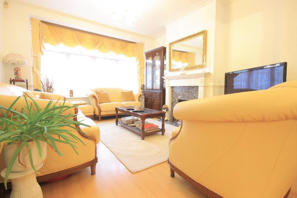 4 bed semidetached house to rent in Coningsby Gardens, Chingford Mount