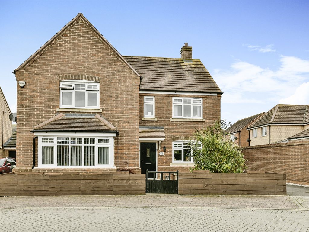 5 bed detached house for sale in Woodpecker Mead, Lower Stondon, Henlow