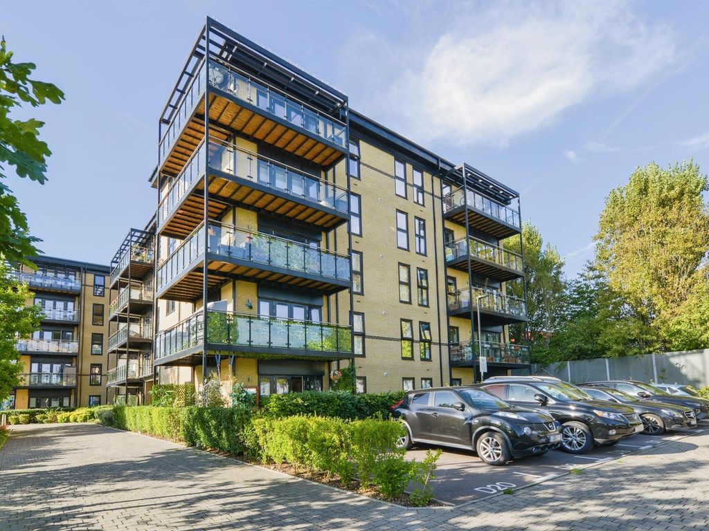 2 bed flat for sale in Bessemer Road, Welwyn Garden City AL7, £360,000