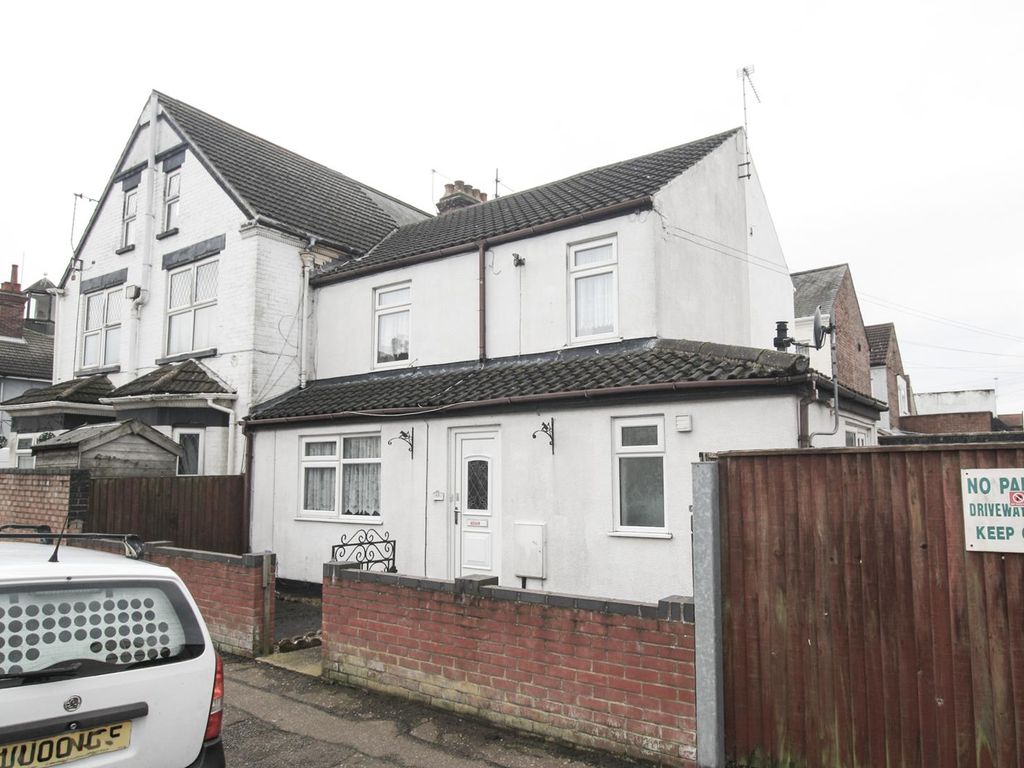 2 bed property to rent in Albany Road, Great Yarmouth NR31, £750 pcm